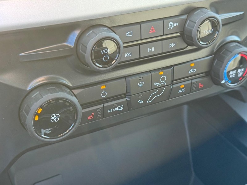Ford Super Duty F-350 DRW Vehicle Full-screen Gallery Image 23