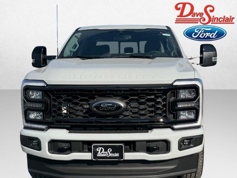 Ford Super Duty F-250 SRW Vehicle Full-screen Gallery Image 02