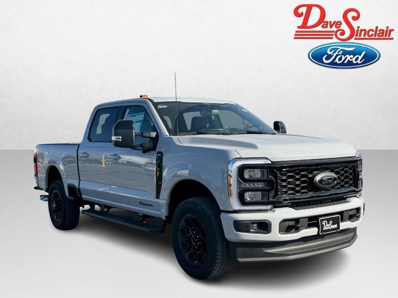 Ford Super Duty F-250 SRW Vehicle Full-screen Gallery Image 04
