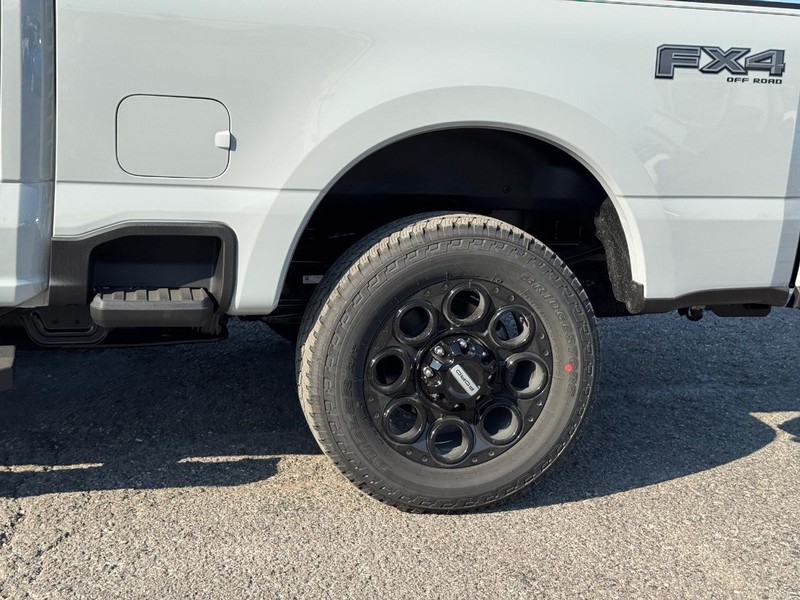 Ford Super Duty F-250 SRW Vehicle Full-screen Gallery Image 11