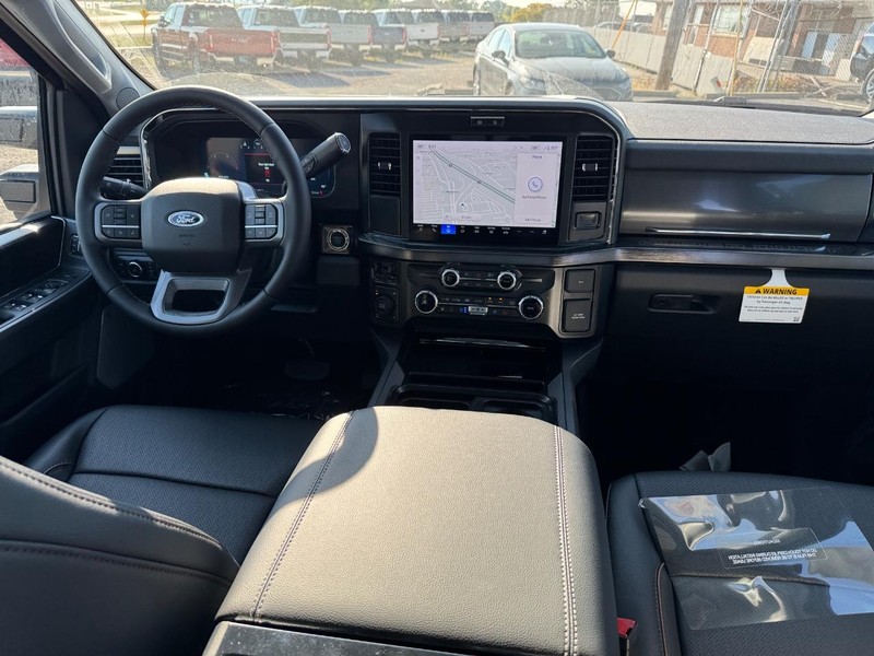 Ford Super Duty F-250 SRW Vehicle Full-screen Gallery Image 14