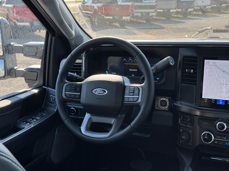 Ford Super Duty F-250 SRW Vehicle Full-screen Gallery Image 15