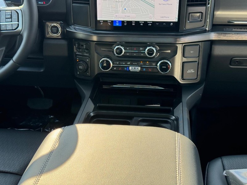 Ford Super Duty F-250 SRW Vehicle Full-screen Gallery Image 17