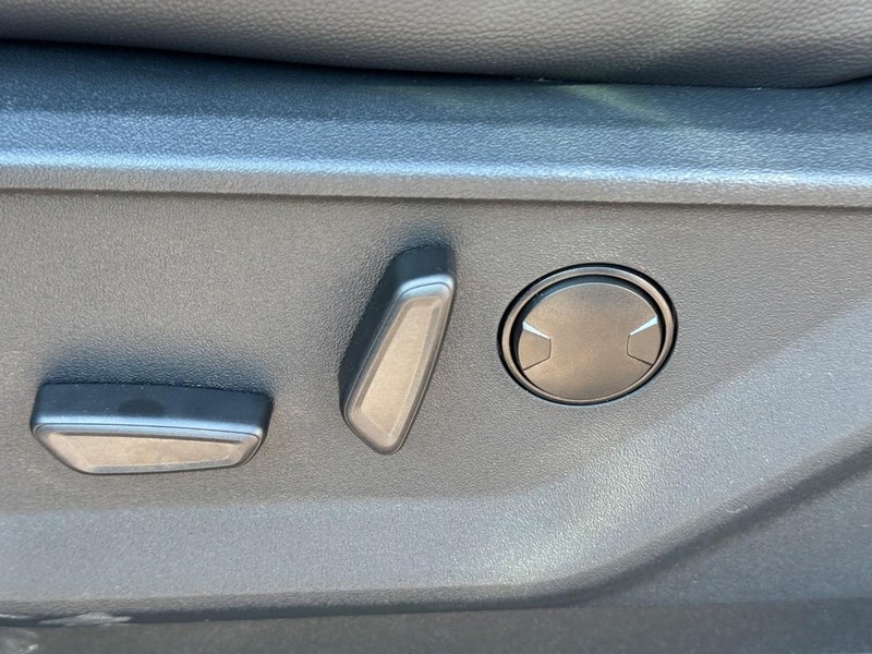 Ford Super Duty F-250 SRW Vehicle Full-screen Gallery Image 18