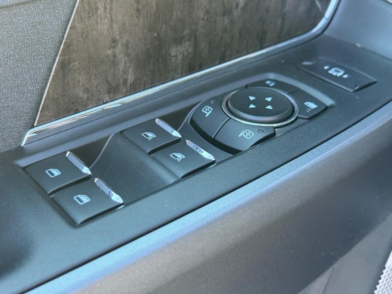 Ford Super Duty F-250 SRW Vehicle Full-screen Gallery Image 19