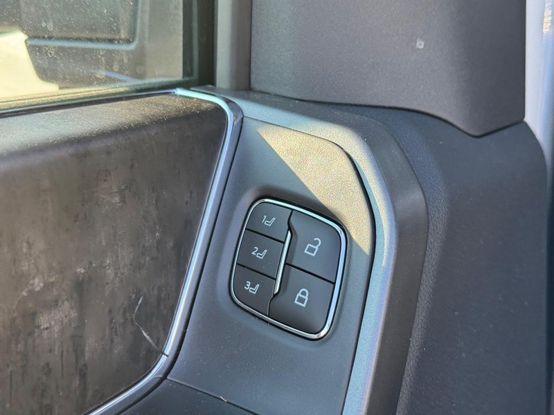 Ford Super Duty F-250 SRW Vehicle Full-screen Gallery Image 20