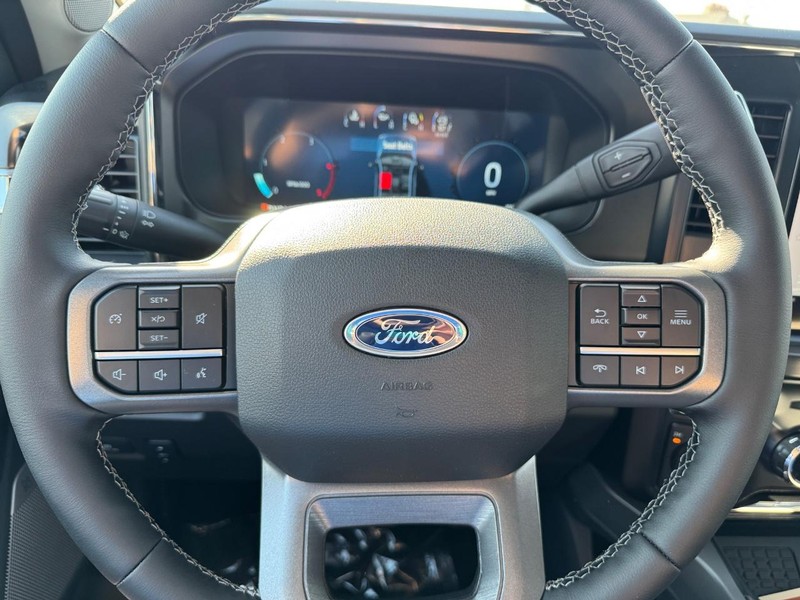 Ford Super Duty F-250 SRW Vehicle Full-screen Gallery Image 21