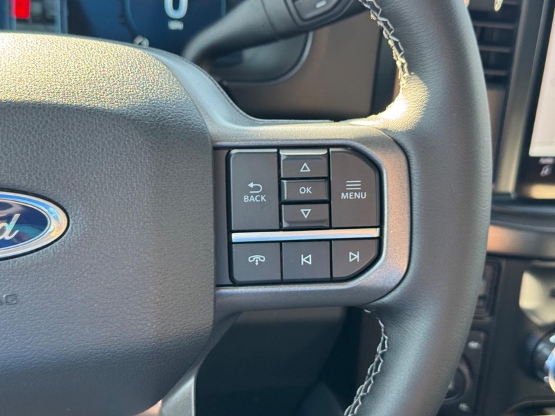 Ford Super Duty F-250 SRW Vehicle Full-screen Gallery Image 23