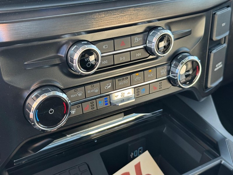 Ford Super Duty F-250 SRW Vehicle Full-screen Gallery Image 25