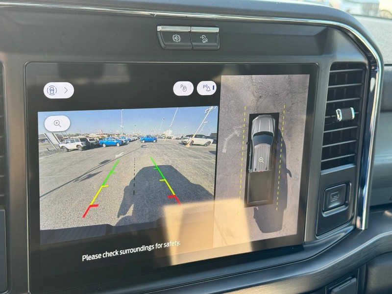 Ford Super Duty F-250 SRW Vehicle Full-screen Gallery Image 26