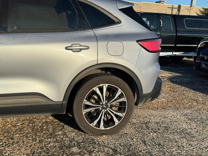 Ford Escape Vehicle Full-screen Gallery Image 11