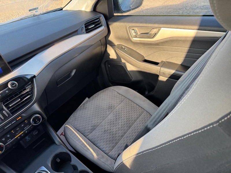 Ford Escape Vehicle Full-screen Gallery Image 15