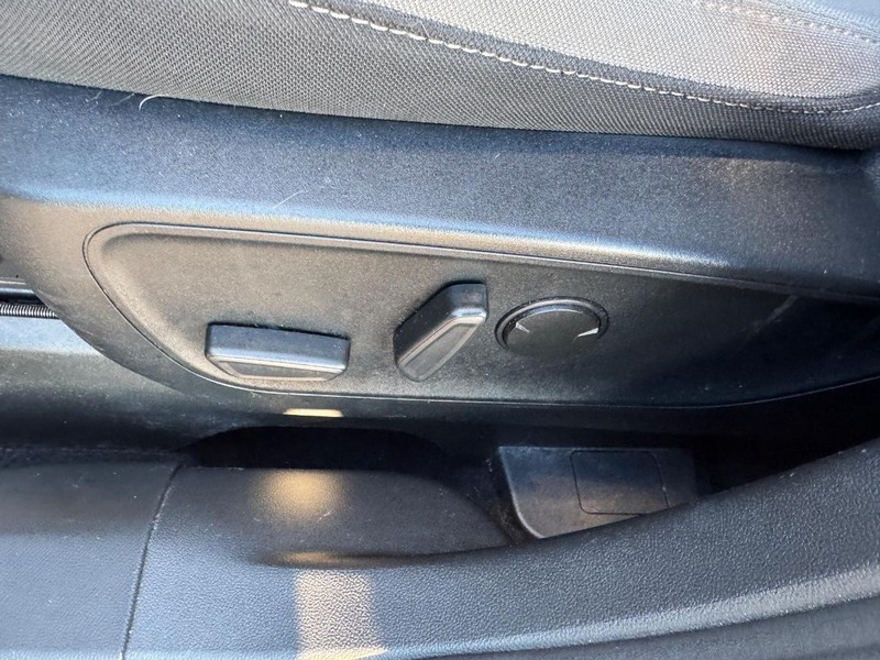 Ford Escape Vehicle Full-screen Gallery Image 16