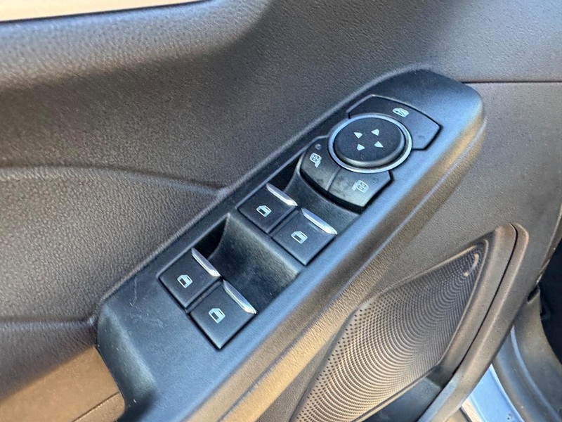 Ford Escape Vehicle Full-screen Gallery Image 17