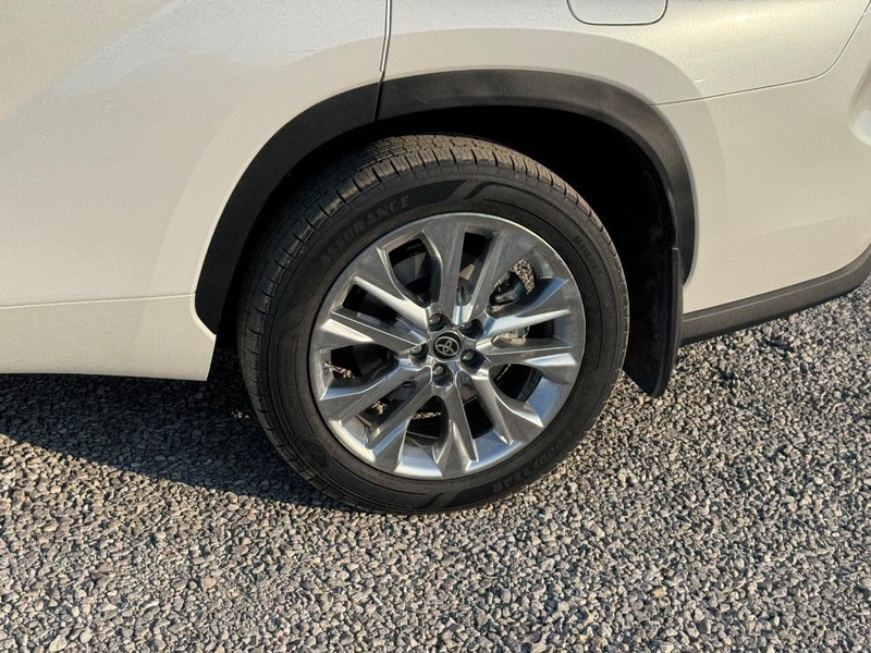 Toyota Highlander Vehicle Full-screen Gallery Image 11