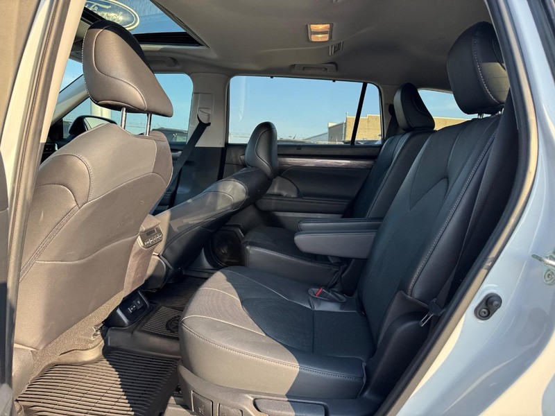 Toyota Highlander Vehicle Full-screen Gallery Image 12