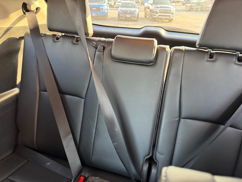 Toyota Highlander Vehicle Full-screen Gallery Image 14
