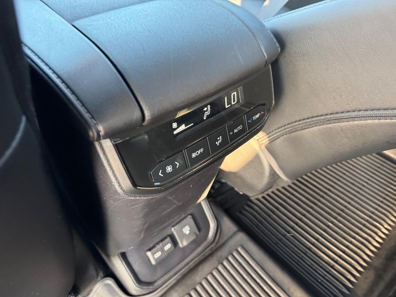 Toyota Highlander Vehicle Full-screen Gallery Image 15