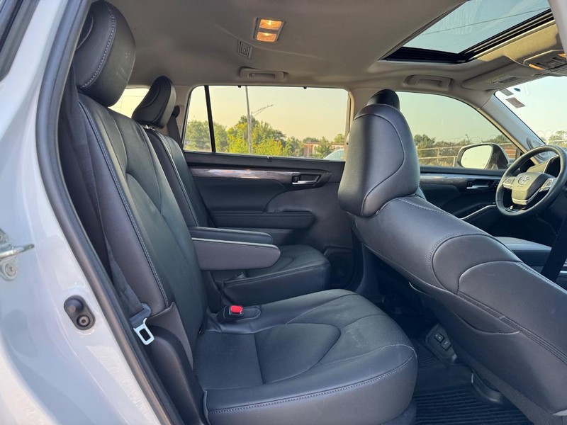 Toyota Highlander Vehicle Full-screen Gallery Image 16