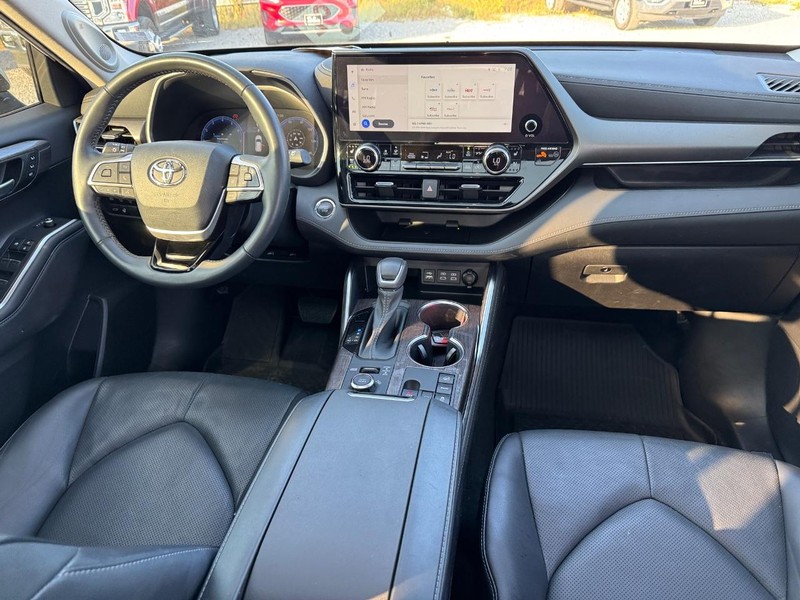 Toyota Highlander Vehicle Full-screen Gallery Image 18