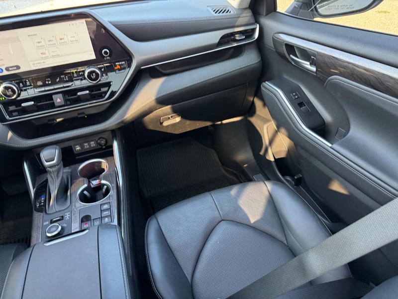 Toyota Highlander Vehicle Full-screen Gallery Image 19
