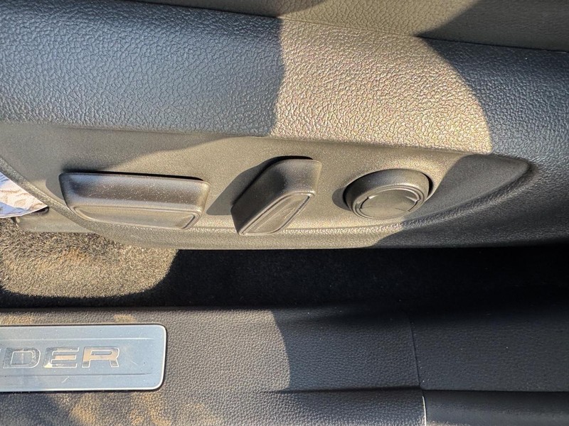 Toyota Highlander Vehicle Full-screen Gallery Image 20
