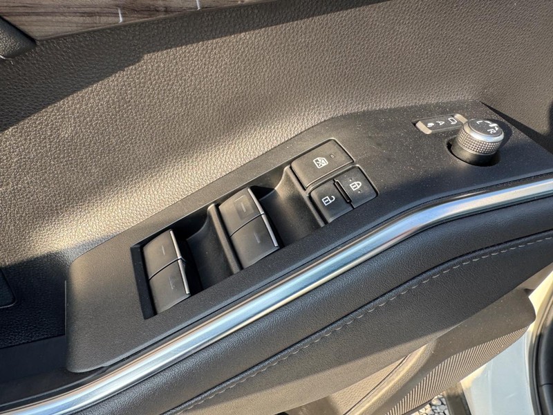 Toyota Highlander Vehicle Full-screen Gallery Image 21
