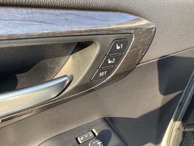 Toyota Highlander Vehicle Full-screen Gallery Image 22