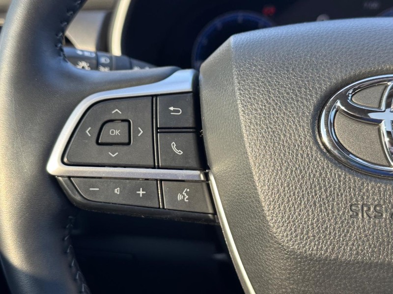 Toyota Highlander Vehicle Full-screen Gallery Image 25