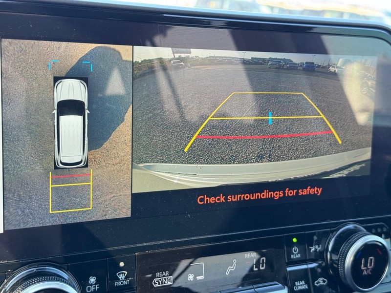 Toyota Highlander Vehicle Full-screen Gallery Image 28