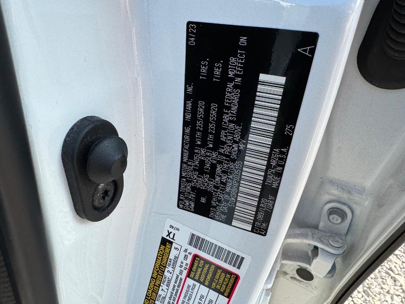 Toyota Highlander Vehicle Full-screen Gallery Image 30
