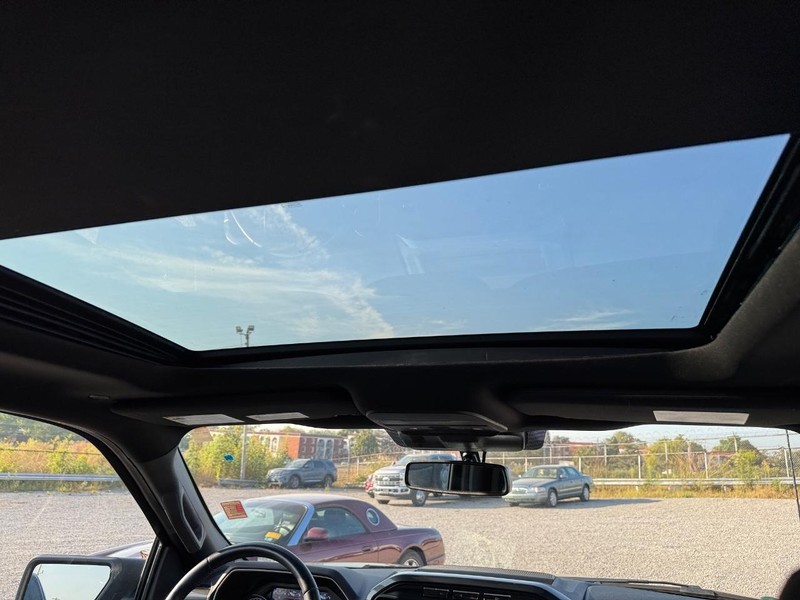 Ford F-150 Vehicle Full-screen Gallery Image 14