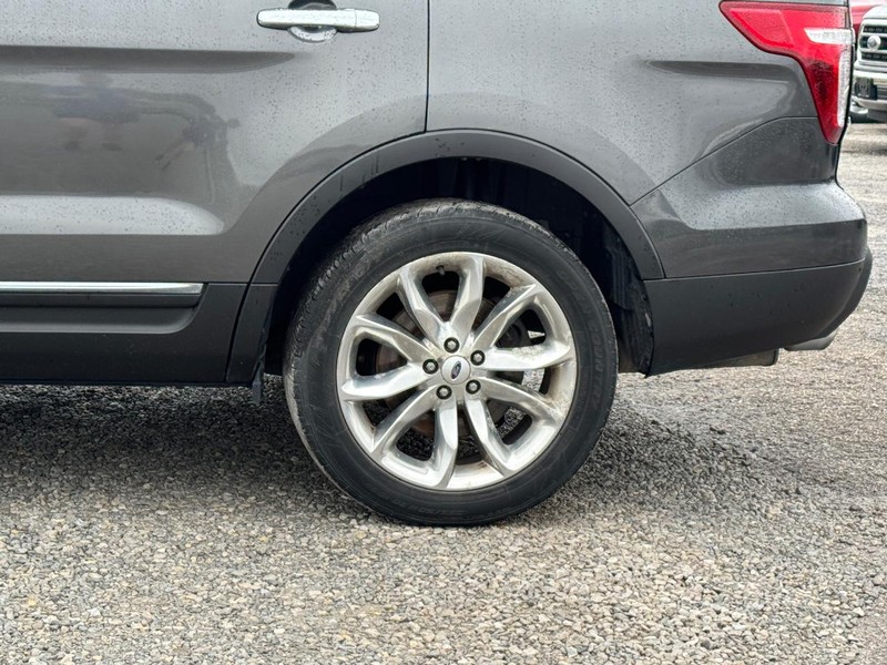 Ford Explorer Vehicle Full-screen Gallery Image 11