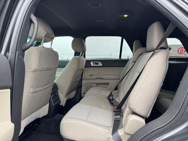 Ford Explorer Vehicle Full-screen Gallery Image 12