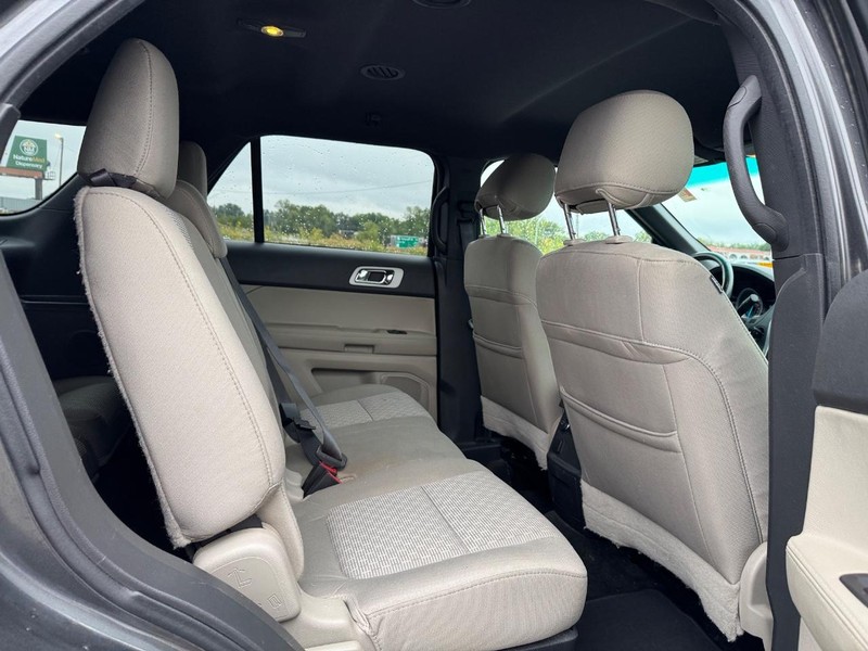 Ford Explorer Vehicle Full-screen Gallery Image 14