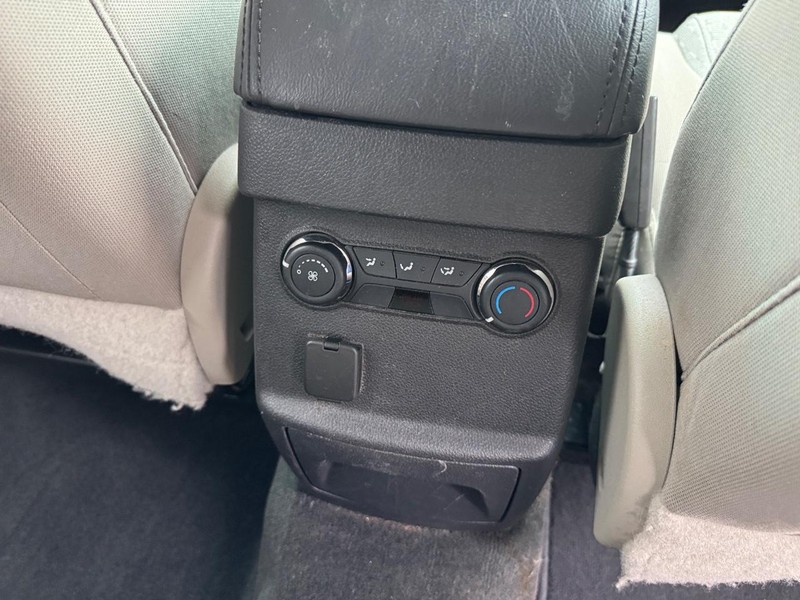 Ford Explorer Vehicle Full-screen Gallery Image 15