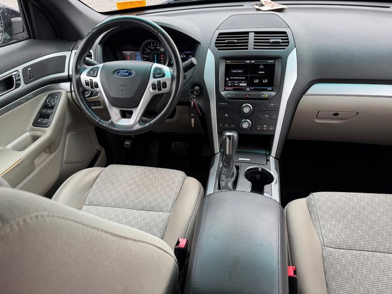 Ford Explorer Vehicle Full-screen Gallery Image 17