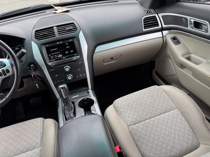 Ford Explorer Vehicle Full-screen Gallery Image 18