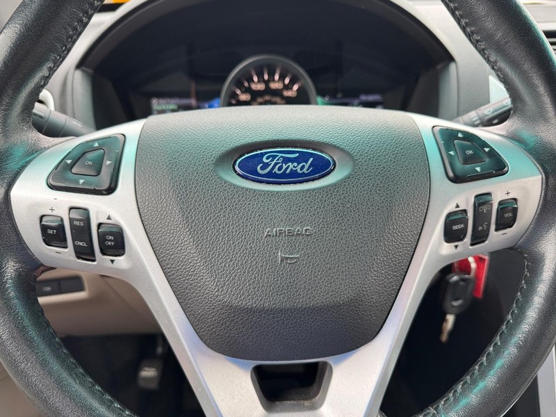 Ford Explorer Vehicle Full-screen Gallery Image 21