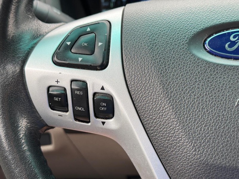 Ford Explorer Vehicle Full-screen Gallery Image 22