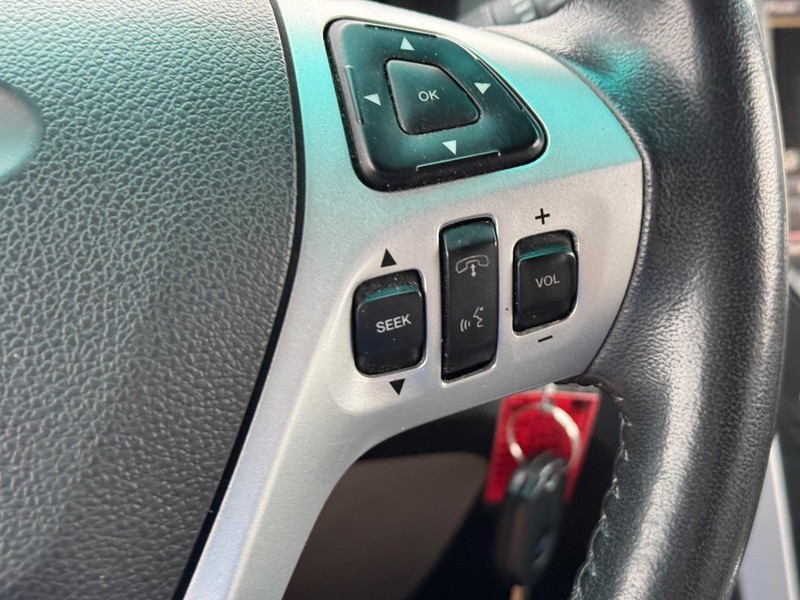 Ford Explorer Vehicle Full-screen Gallery Image 23