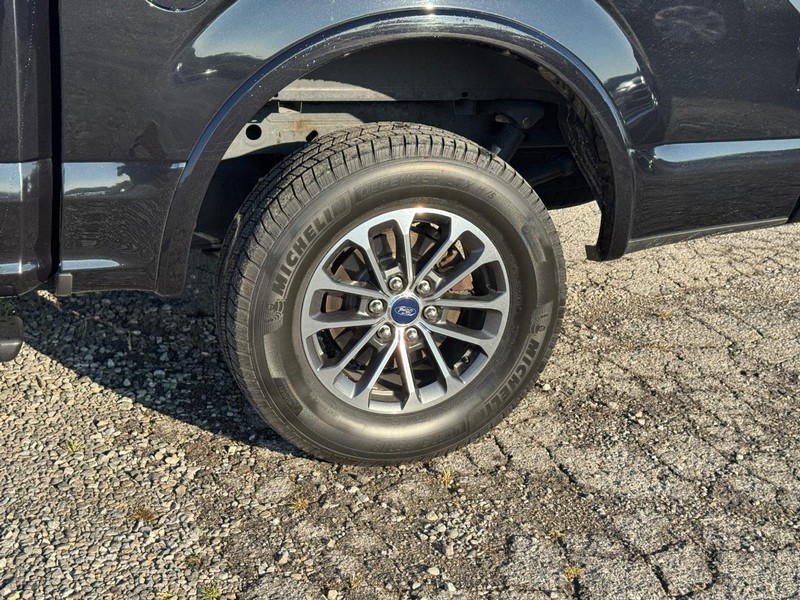 Ford F-150 Vehicle Full-screen Gallery Image 12