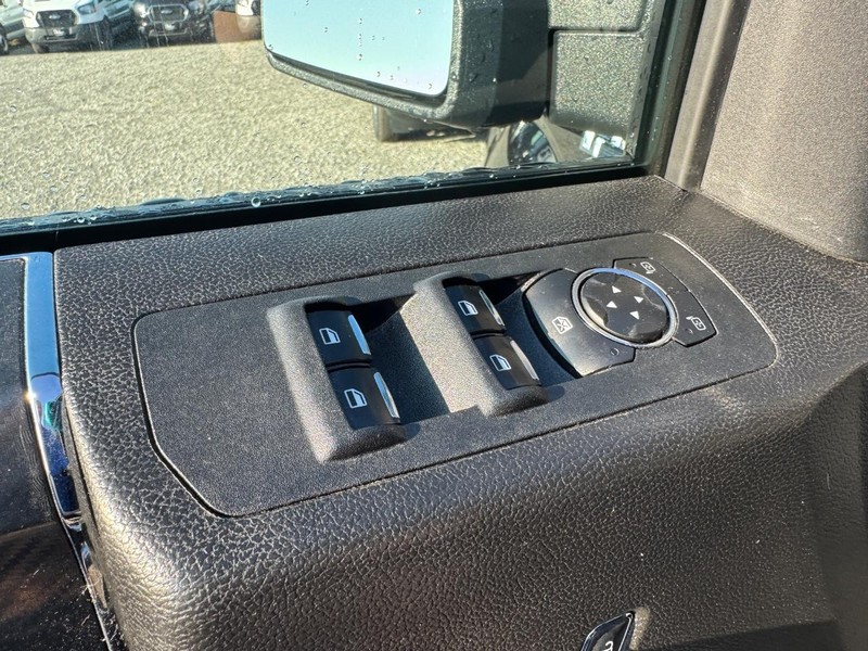 Ford F-150 Vehicle Full-screen Gallery Image 19