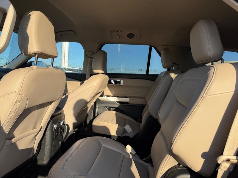 Ford Explorer Vehicle Full-screen Gallery Image 12