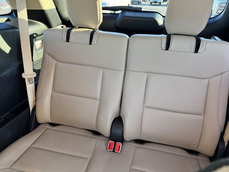 Ford Explorer Vehicle Full-screen Gallery Image 13