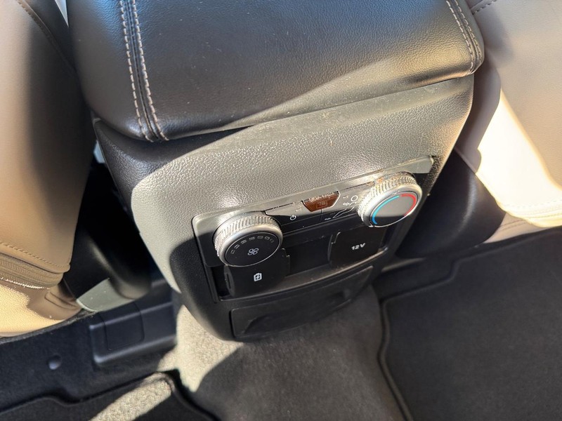 Ford Explorer Vehicle Full-screen Gallery Image 14