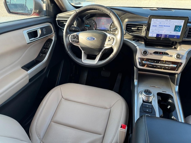 Ford Explorer Vehicle Full-screen Gallery Image 15