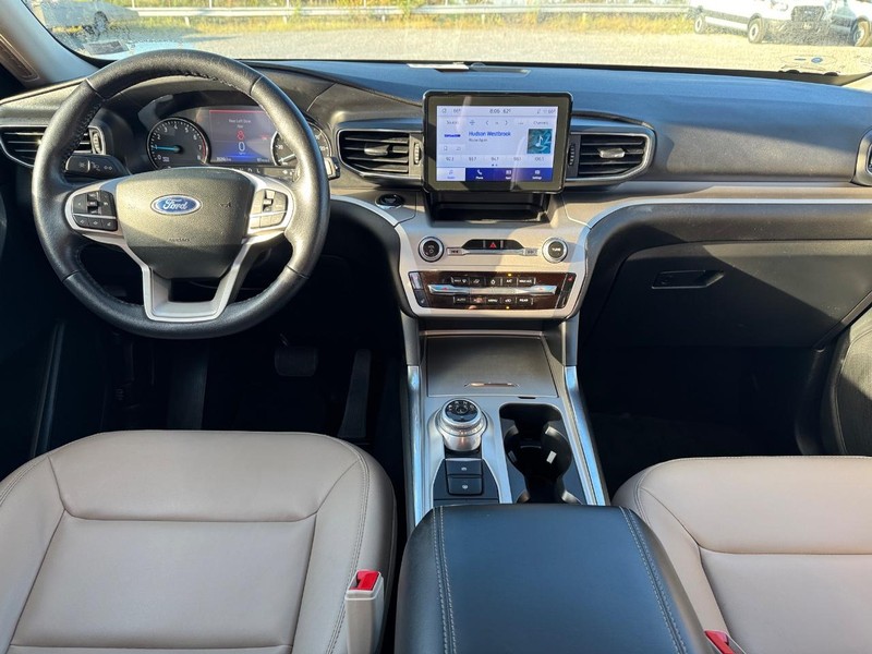 Ford Explorer Vehicle Full-screen Gallery Image 16