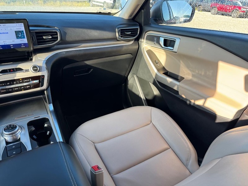 Ford Explorer Vehicle Full-screen Gallery Image 17