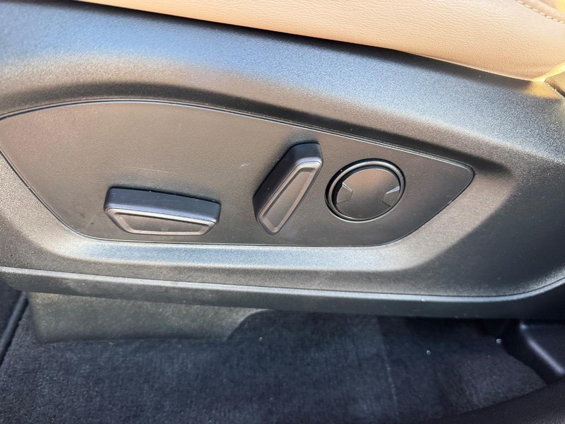 Ford Explorer Vehicle Full-screen Gallery Image 18